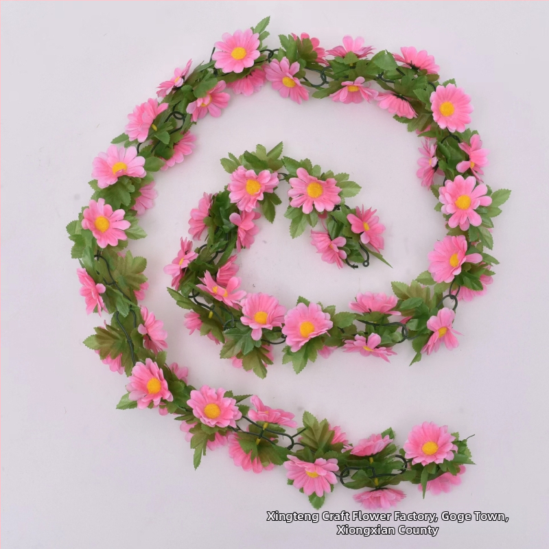 Művirágos kúszónövény margarétával és kis napraforgókkal; anyagok: műanyag és selyemvirágok; készítés: stilizálás, injektív öntés; fajtája: Daisy