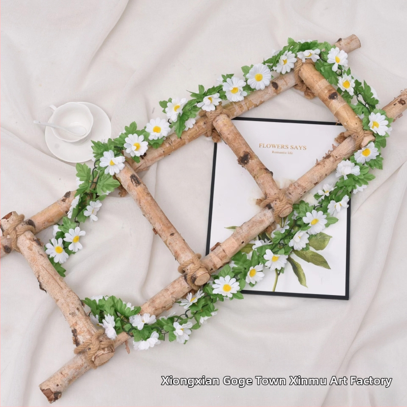 Művirágos kúszónövény margarétával és kis napraforgókkal; anyagok: műanyag és selyemvirágok; készítés: stilizálás, injektív öntés; fajtája: Daisy