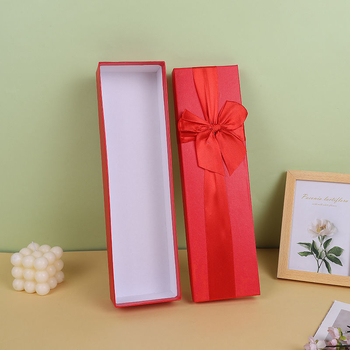 Подаръчна кутия за цветя с кръстовиден възел, правоъгълна форма, букет рози