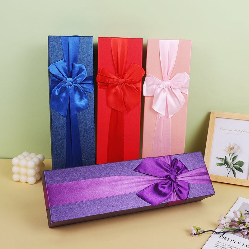 Подаръчна кутия за цветя с кръстовиден възел, правоъгълна форма, букет рози