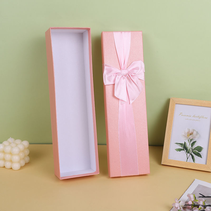 Подаръчна кутия за цветя с кръстовиден възел, правоъгълна форма, букет рози