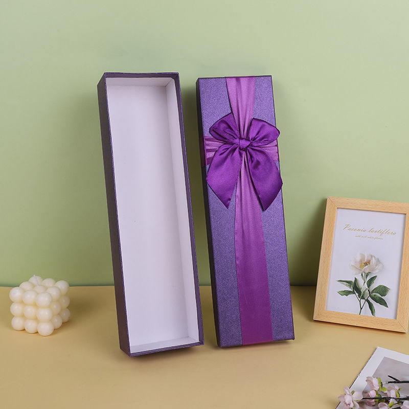 Подаръчна кутия за цветя с кръстовиден възел, правоъгълна форма, букет рози