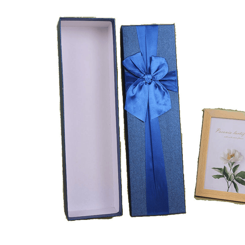 Подаръчна кутия за цветя с кръстовиден възел, правоъгълна форма, букет рози