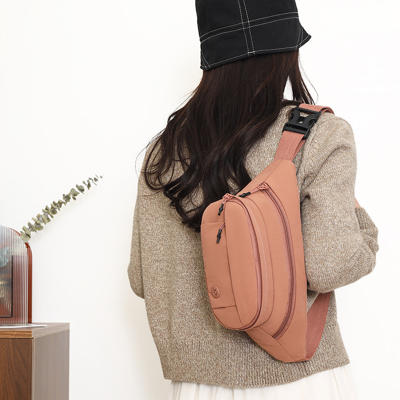 Női nylon keresztpántos táska szabadidős utazásokhoz, cipzáras zárás, belső rekeszek (cipzáras zseb, telefonzseb, irattartó zseb) – 2025 tél