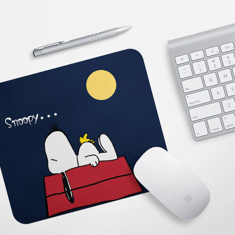 Podložka na stôl so Snoopy kresbou, protišmykový textilný povrch, potlač tepelným prenosom, prispôsobiteľný dizajn