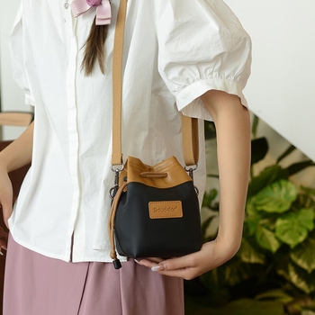 Kameros krepšys su vandeniui atsparia membrana, smūgiams apsaugos vidinė medžiaga, pečių krepšys, poliesterio medvilnės pamušalas (mirrorless/DSLR kameroms)