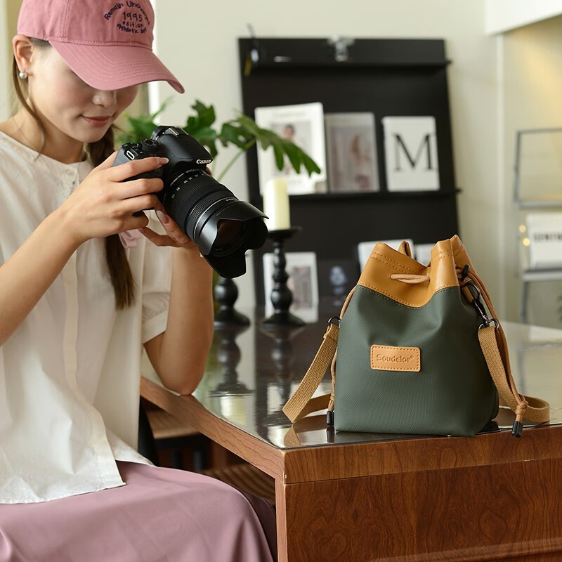 Kameros krepšys su vandeniui atsparia membrana, smūgiams apsaugos vidinė medžiaga, pečių krepšys, poliesterio medvilnės pamušalas (mirrorless/DSLR kameroms)