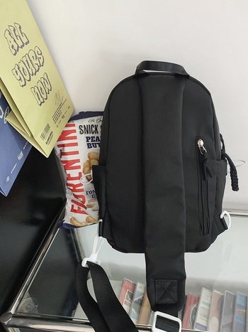 Dicarlo najlonska crossbody torba s vertikalnim kvadratnim oblikom, unutarnji džep sa zatvaračem, urbani minimalistički stil