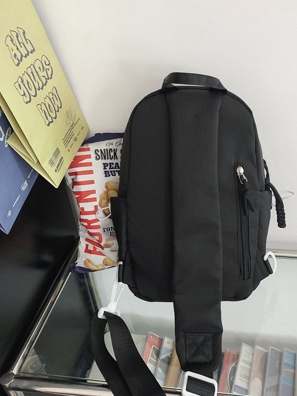 Dicarlo najlonska crossbody torba s vertikalnim kvadratnim oblikom, unutarnji džep sa zatvaračem, urbani minimalistički stil