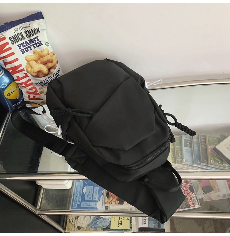 Dicarlo najlonska crossbody torba s vertikalnim kvadratnim oblikom, unutarnji džep sa zatvaračem, urbani minimalistički stil
