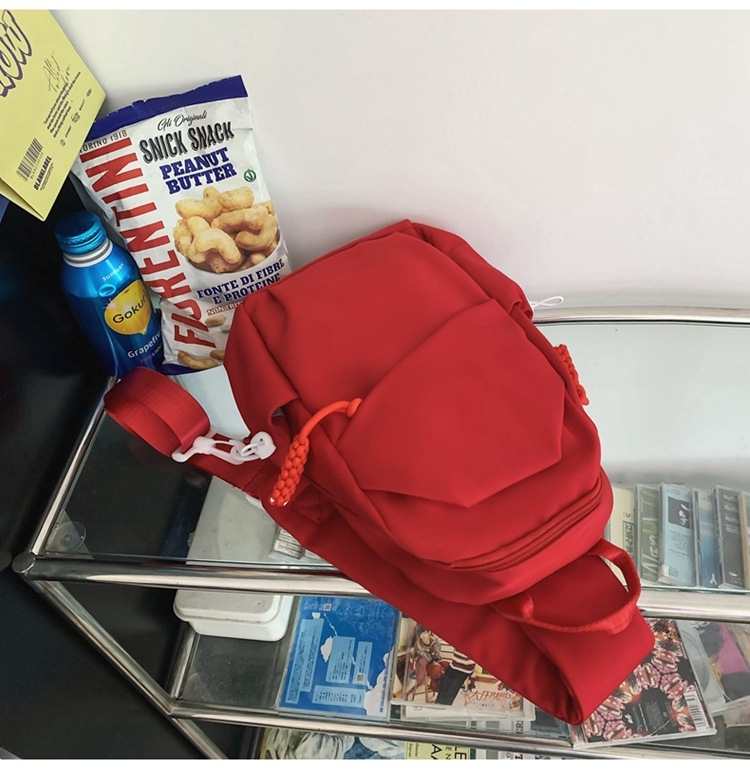 Dicarlo najlonska crossbody torba s vertikalnim kvadratnim oblikom, unutarnji džep sa zatvaračem, urbani minimalistički stil