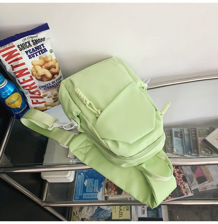 Dicarlo najlonska crossbody torba s vertikalnim kvadratnim oblikom, unutarnji džep sa zatvaračem, urbani minimalistički stil