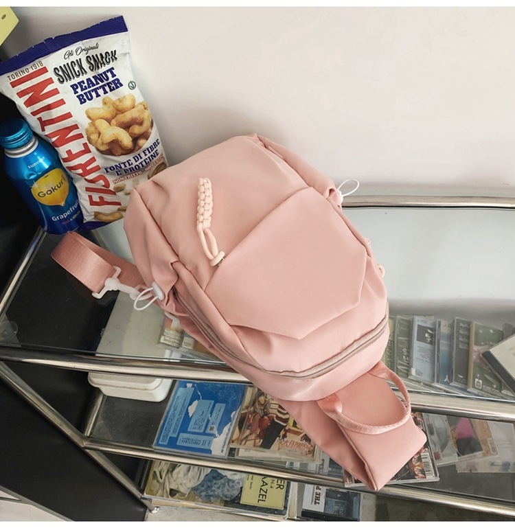 Dicarlo najlonska crossbody torba s vertikalnim kvadratnim oblikom, unutarnji džep sa zatvaračem, urbani minimalistički stil