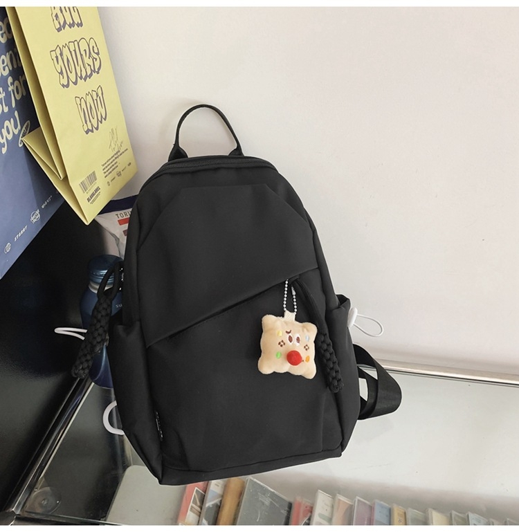 Dicarlo najlonska crossbody torba s vertikalnim kvadratnim oblikom, unutarnji džep sa zatvaračem, urbani minimalistički stil