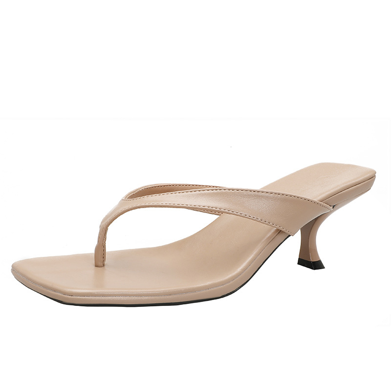 Sandalai su kačiuko kulnu ir kvadratinio nosinio; viršutinė medžiaga mikropluoštas; vidinė medžiaga mikropluoštas; padai guma; raštas haringbone