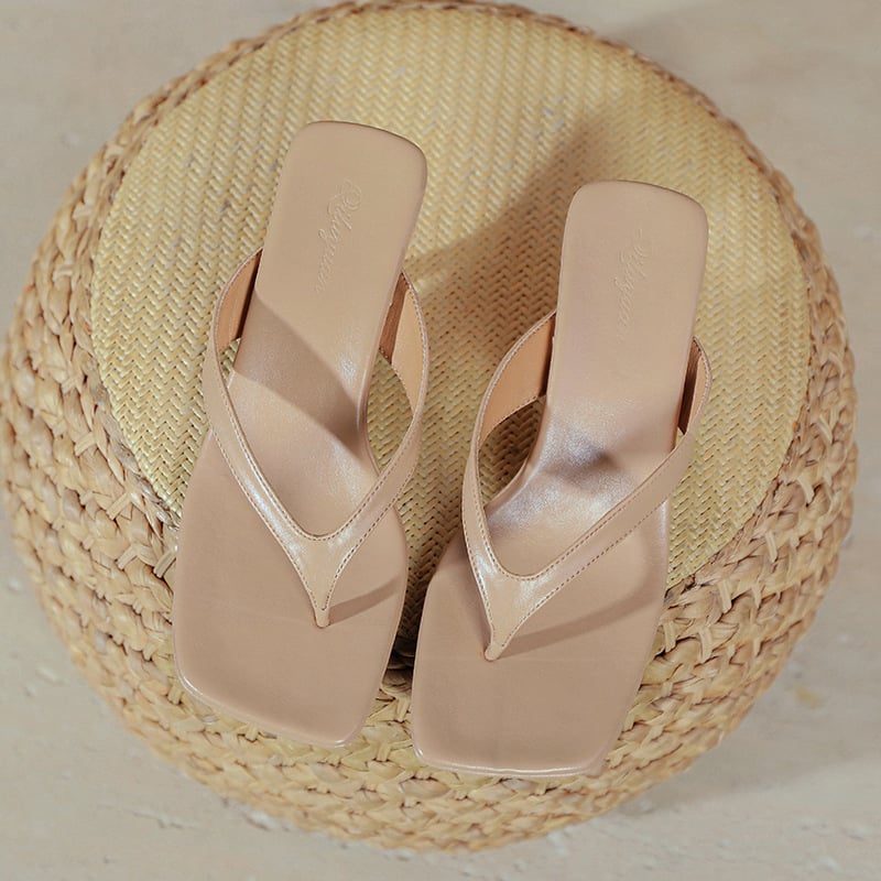 Sandalai su kačiuko kulnu ir kvadratinio nosinio; viršutinė medžiaga mikropluoštas; vidinė medžiaga mikropluoštas; padai guma; raštas haringbone