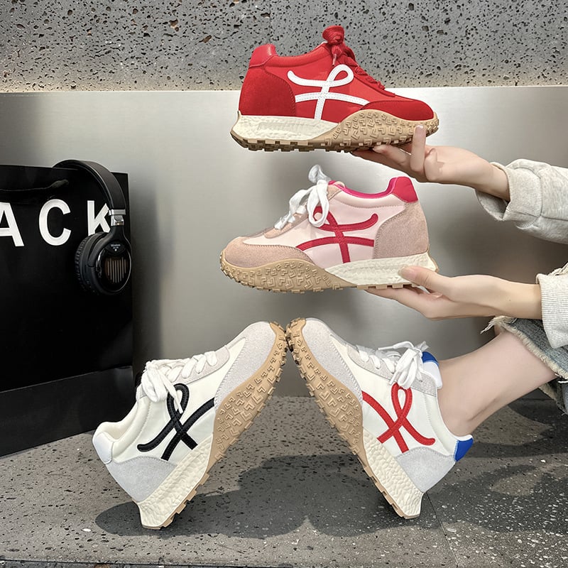 Дамски обувки за височинно повишаване с 7 см; горна част: свинска кожа + изкуствена кожа + плат; кръгъл нос, връзки, гумена подметка