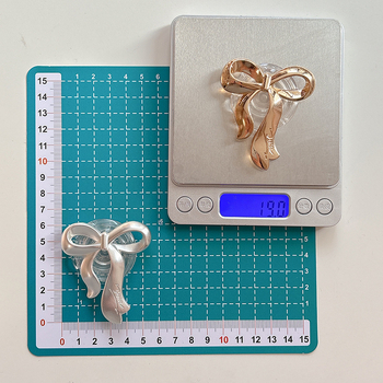 Βάση γραφείου για κινητό από κράμα αλουμινίου, γενικός σχεδιασμός, με επεκτειόμενος μηχανισμός και τρισδιάστατο σχέδιο φιόγκου στην πίσω πλευρά