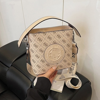 PU crossbody torba za rame, horizontalnog kvadratnog oblika, zatvara se zipom, unutarnji džepovi: džep sa zipom i džep za telefon, podstava od poliestera