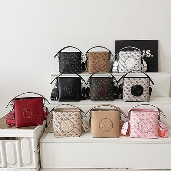 PU crossbody torba za rame, horizontalnog kvadratnog oblika, zatvara se zipom, unutarnji džepovi: džep sa zipom i džep za telefon, podstava od poliestera
