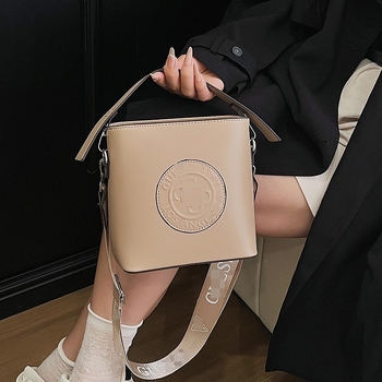 PU crossbody torba za rame, horizontalnog kvadratnog oblika, zatvara se zipom, unutarnji džepovi: džep sa zipom i džep za telefon, podstava od poliestera