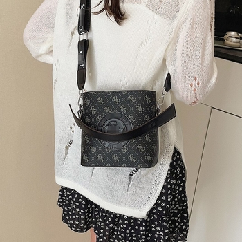 PU crossbody torba za rame, horizontalnog kvadratnog oblika, zatvara se zipom, unutarnji džepovi: džep sa zipom i džep za telefon, podstava od poliestera