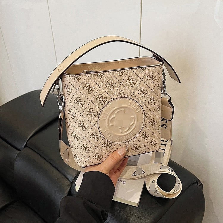 PU crossbody torba za rame, horizontalnog kvadratnog oblika, zatvara se zipom, unutarnji džepovi: džep sa zipom i džep za telefon, podstava od poliestera
