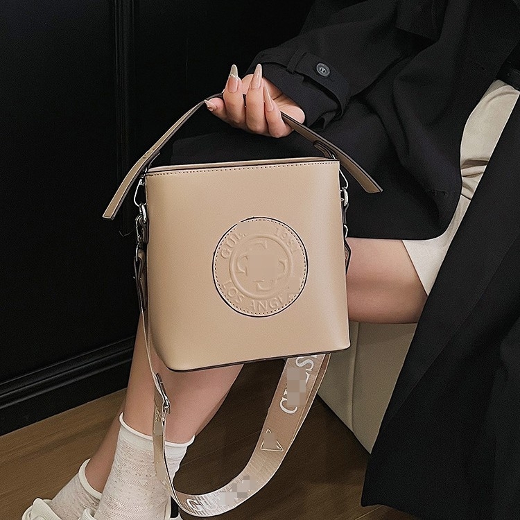PU crossbody torba za rame, horizontalnog kvadratnog oblika, zatvara se zipom, unutarnji džepovi: džep sa zipom i džep za telefon, podstava od poliestera