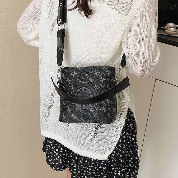 PU crossbody torba za rame, horizontalnog kvadratnog oblika, zatvara se zipom, unutarnji džepovi: džep sa zipom i džep za telefon, podstava od poliestera