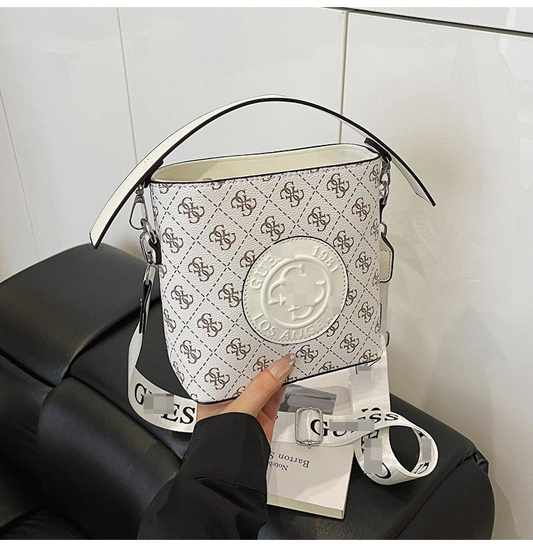 PU crossbody torba za rame, horizontalnog kvadratnog oblika, zatvara se zipom, unutarnji džepovi: džep sa zipom i džep za telefon, podstava od poliestera