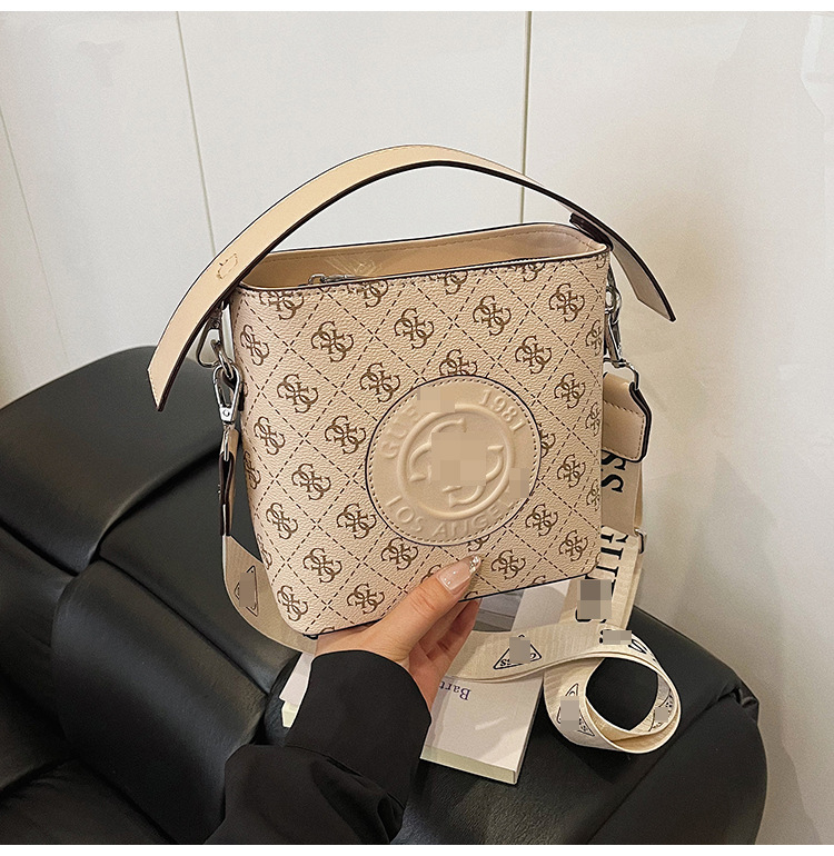 PU crossbody torba za rame, horizontalnog kvadratnog oblika, zatvara se zipom, unutarnji džepovi: džep sa zipom i džep za telefon, podstava od poliestera