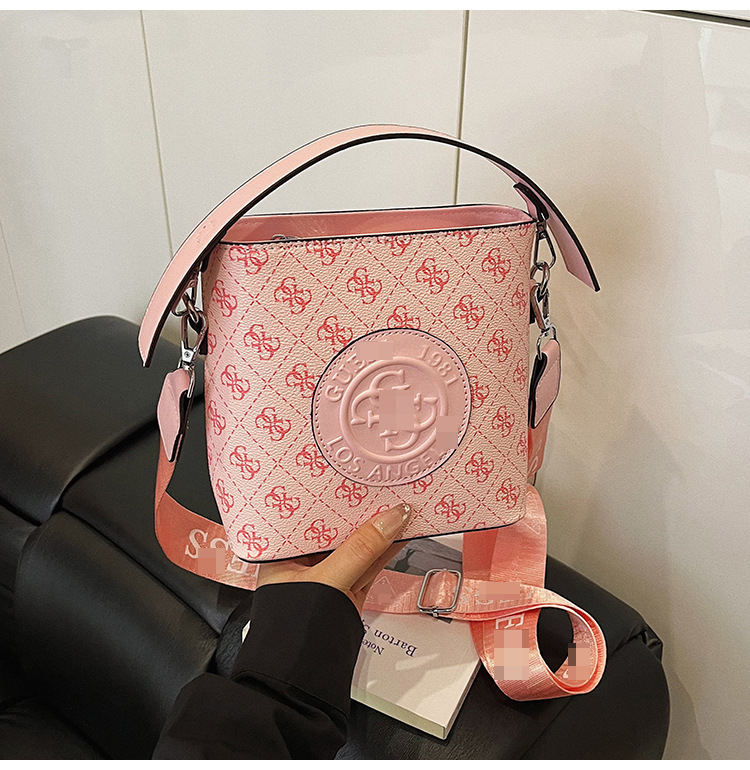 PU crossbody torba za rame, horizontalnog kvadratnog oblika, zatvara se zipom, unutarnji džepovi: džep sa zipom i džep za telefon, podstava od poliestera