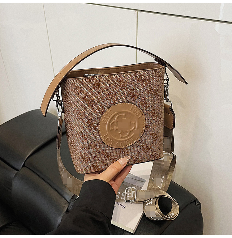 PU crossbody torba za rame, horizontalnog kvadratnog oblika, zatvara se zipom, unutarnji džepovi: džep sa zipom i džep za telefon, podstava od poliestera