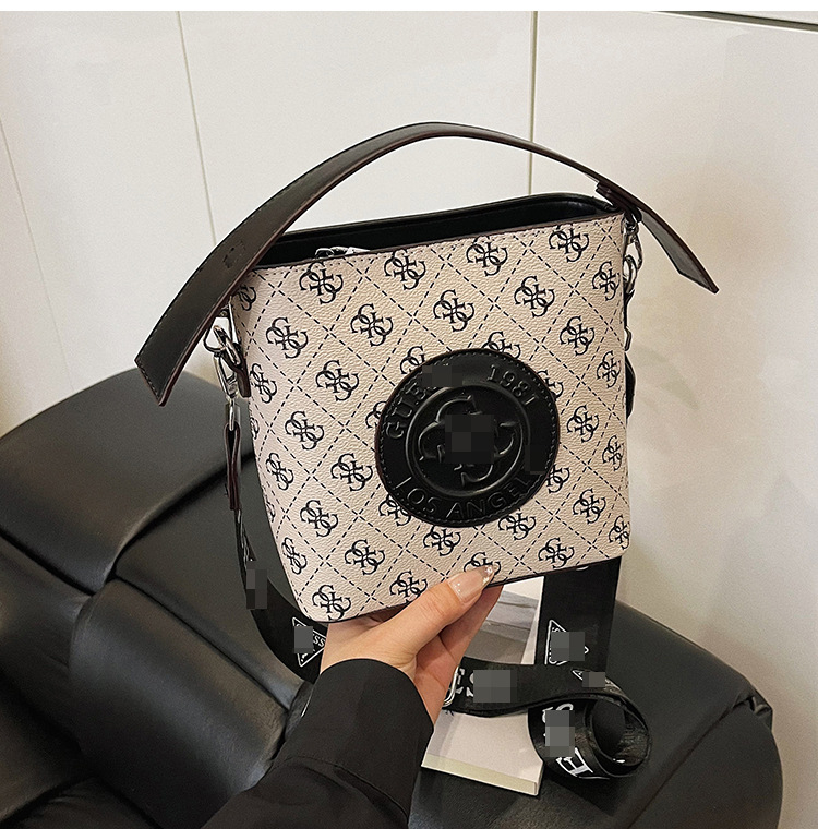 PU crossbody torba za rame, horizontalnog kvadratnog oblika, zatvara se zipom, unutarnji džepovi: džep sa zipom i džep za telefon, podstava od poliestera
