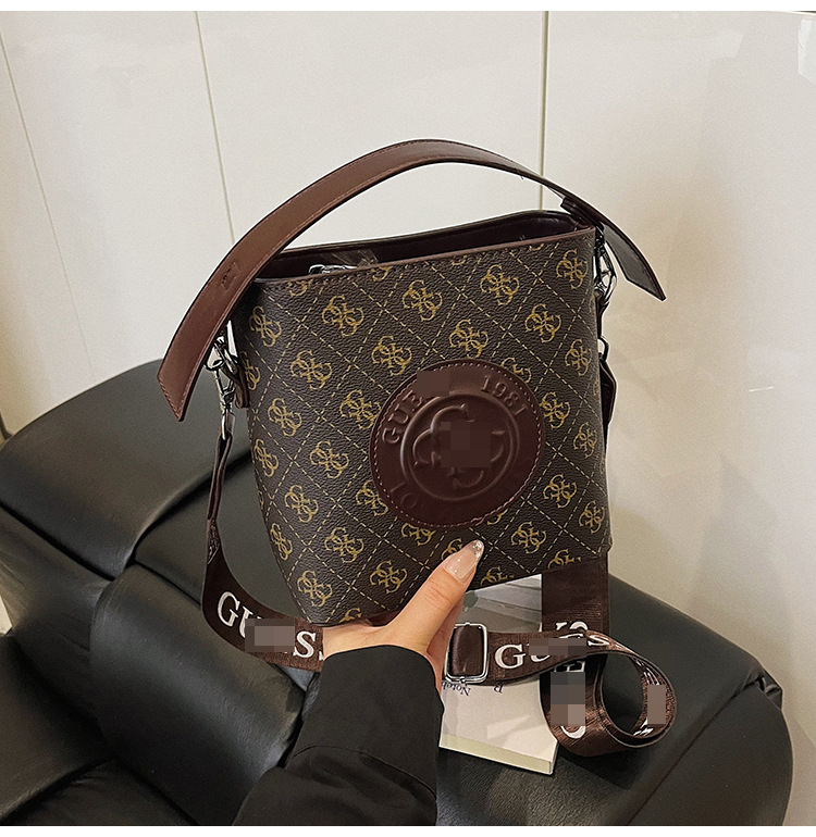 PU crossbody torba za rame, horizontalnog kvadratnog oblika, zatvara se zipom, unutarnji džepovi: džep sa zipom i džep za telefon, podstava od poliestera