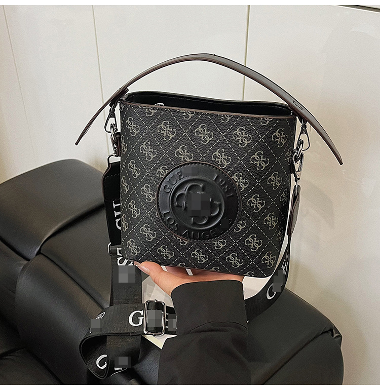 PU crossbody torba za rame, horizontalnog kvadratnog oblika, zatvara se zipom, unutarnji džepovi: džep sa zipom i džep za telefon, podstava od poliestera