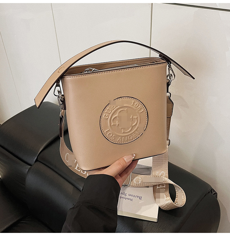 PU crossbody torba za rame, horizontalnog kvadratnog oblika, zatvara se zipom, unutarnji džepovi: džep sa zipom i džep za telefon, podstava od poliestera