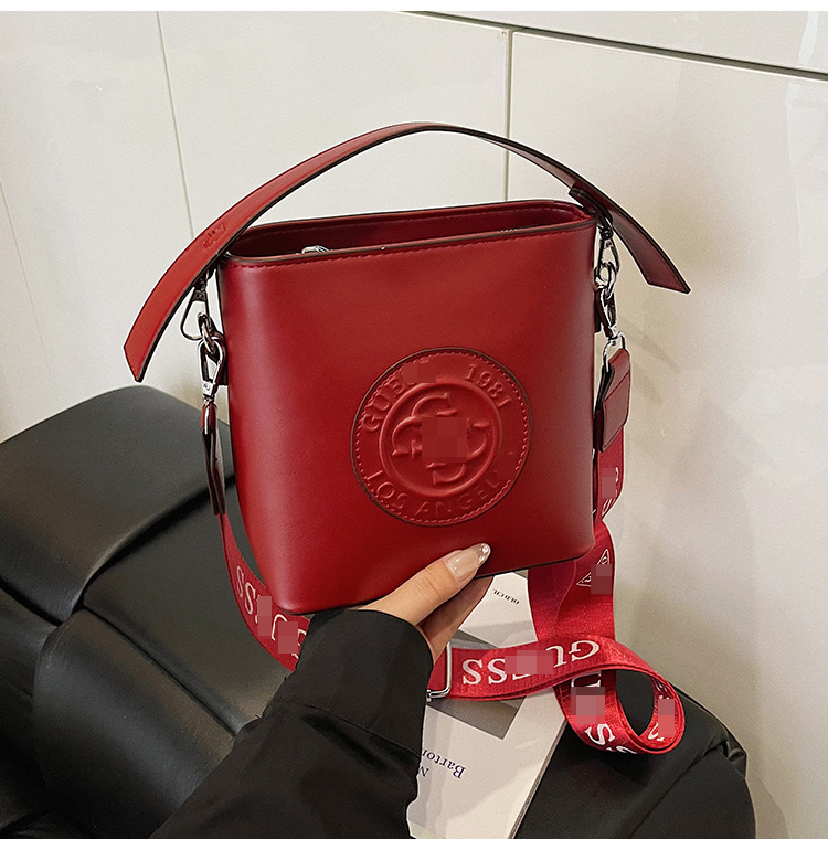 PU crossbody torba za rame, horizontalnog kvadratnog oblika, zatvara se zipom, unutarnji džepovi: džep sa zipom i džep za telefon, podstava od poliestera