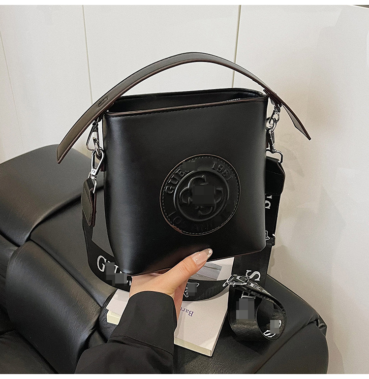 PU crossbody torba za rame, horizontalnog kvadratnog oblika, zatvara se zipom, unutarnji džepovi: džep sa zipom i džep za telefon, podstava od poliestera