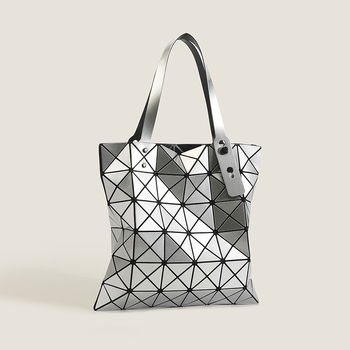 Ženska tote torba s geometrijskim quilt uzorkom, PU materijal, vertikalni kvadratni oblik, zatvaranje na zip, unutarnje pretince za telefon i ID s laminiranim džepom