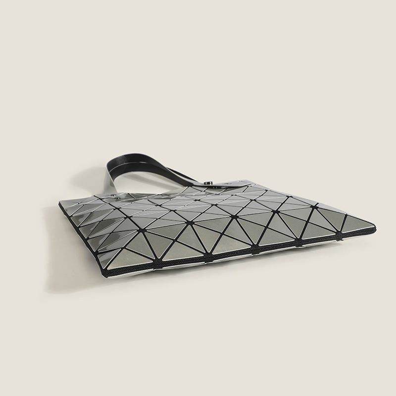 Ženska tote torba s geometrijskim quilt uzorkom, PU materijal, vertikalni kvadratni oblik, zatvaranje na zip, unutarnje pretince za telefon i ID s laminiranim džepom