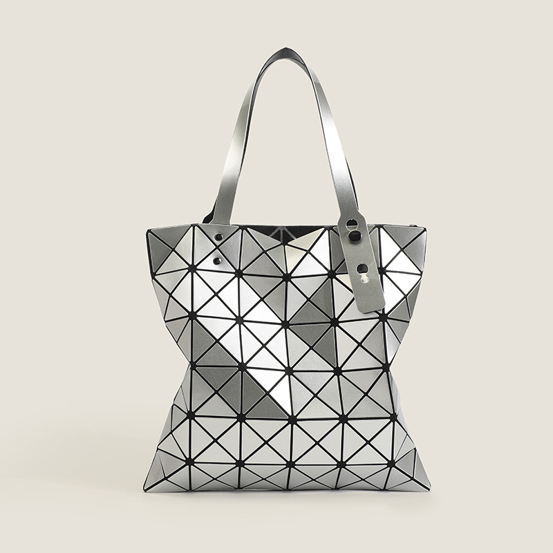 Ženska tote torba s geometrijskim quilt uzorkom, PU materijal, vertikalni kvadratni oblik, zatvaranje na zip, unutarnje pretince za telefon i ID s laminiranim džepom