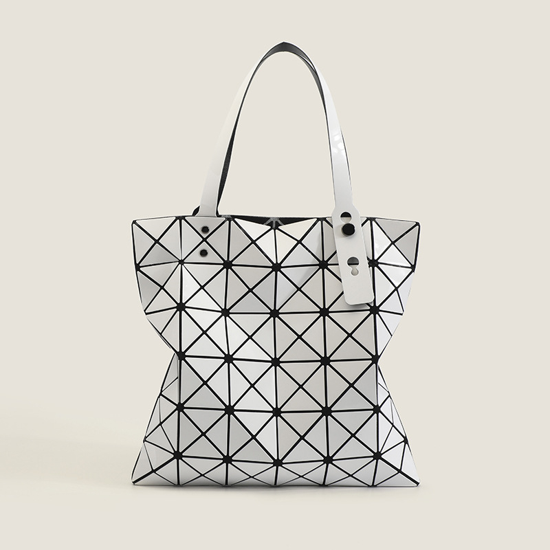 Ženska tote torba s geometrijskim quilt uzorkom, PU materijal, vertikalni kvadratni oblik, zatvaranje na zip, unutarnje pretince za telefon i ID s laminiranim džepom