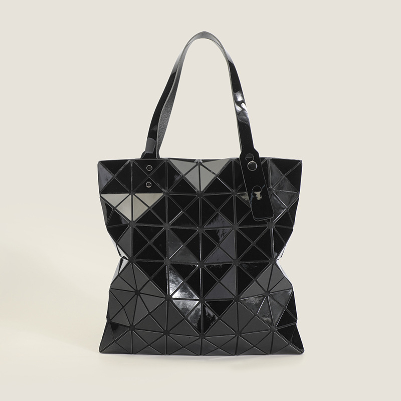 Ženska tote torba s geometrijskim quilt uzorkom, PU materijal, vertikalni kvadratni oblik, zatvaranje na zip, unutarnje pretince za telefon i ID s laminiranim džepom