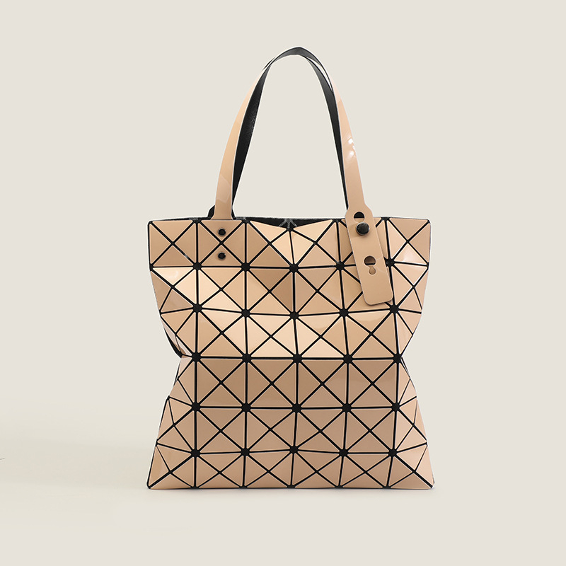 Ženska tote torba s geometrijskim quilt uzorkom, PU materijal, vertikalni kvadratni oblik, zatvaranje na zip, unutarnje pretince za telefon i ID s laminiranim džepom