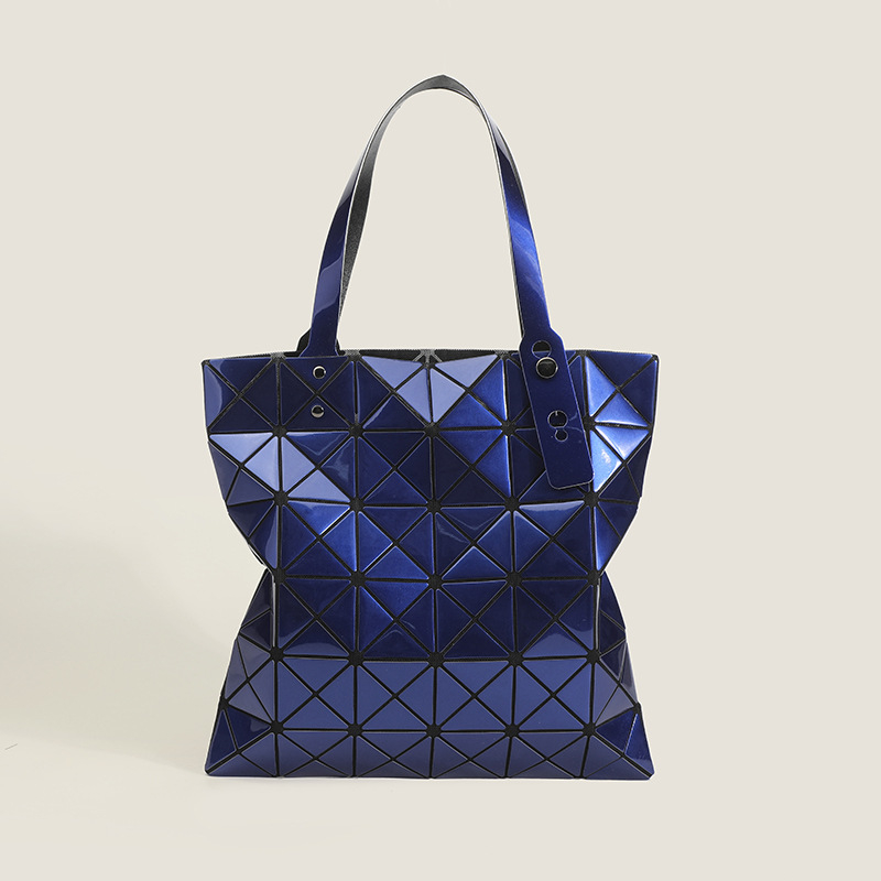Ženska tote torba s geometrijskim quilt uzorkom, PU materijal, vertikalni kvadratni oblik, zatvaranje na zip, unutarnje pretince za telefon i ID s laminiranim džepom
