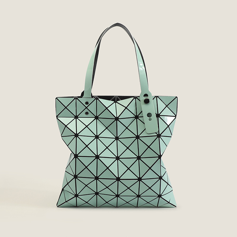 Ženska tote torba s geometrijskim quilt uzorkom, PU materijal, vertikalni kvadratni oblik, zatvaranje na zip, unutarnje pretince za telefon i ID s laminiranim džepom