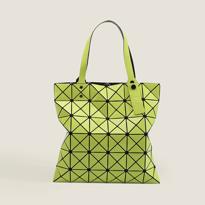 Ženska tote torba s geometrijskim quilt uzorkom, PU materijal, vertikalni kvadratni oblik, zatvaranje na zip, unutarnje pretince za telefon i ID s laminiranim džepom