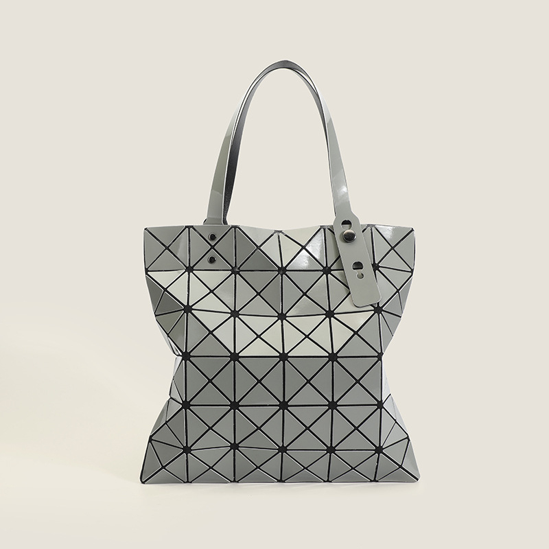 Ženska tote torba s geometrijskim quilt uzorkom, PU materijal, vertikalni kvadratni oblik, zatvaranje na zip, unutarnje pretince za telefon i ID s laminiranim džepom