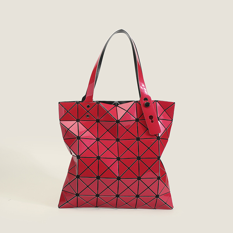 Ženska tote torba s geometrijskim quilt uzorkom, PU materijal, vertikalni kvadratni oblik, zatvaranje na zip, unutarnje pretince za telefon i ID s laminiranim džepom